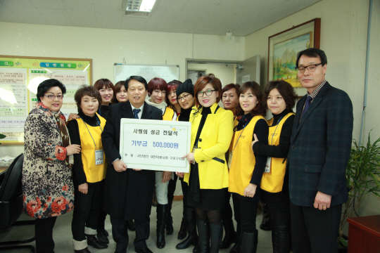 구로구에 생필품 지원, 식사제공, 미용봉사 등 봉사활동이 이어지고 있다. 대한미용사회 구로구지회(회장 김재숙)가 고척2동주민센터에서 어려운 이웃을 위한 성금을 전달하고 관내 어르신을 대상으로 이미용 봉사활동을 실시했다. 구로구 제공